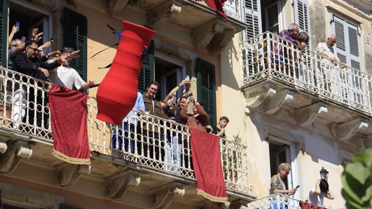 Το εντυπωσιακό έθιμο με τους μπότηδες στην Κέρκυρα - Το αδιαχώρητο στο νησί [εικόνες - βίντεο]
