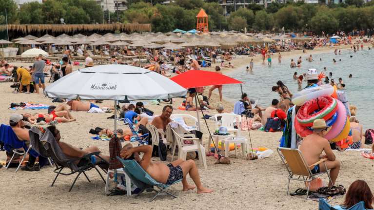 Διακοπές σε εξοχικά και φίλους επιλέγουν φέτος πολλοί Έλληνες - Μαγείρεμα για να γλιτώσουν την ταβέρνα