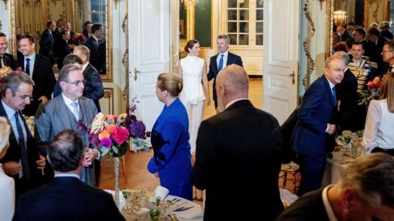 Βασιλικό δείπνο για 50 ηγέτες της ΕΕ στο παλάτι της Κοπεγχάγης - Οι κομψές ενδυματολογικές επιλογές και το εκλεκτό μενού