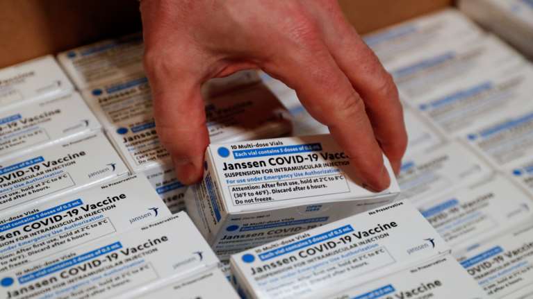 Εμβόλιο Johnson &amp; Johnson: Συνδέεται με νέα σπάνια θρόμβωση - Ποια άλλη παρενέργεια έχει το AstraZeneca