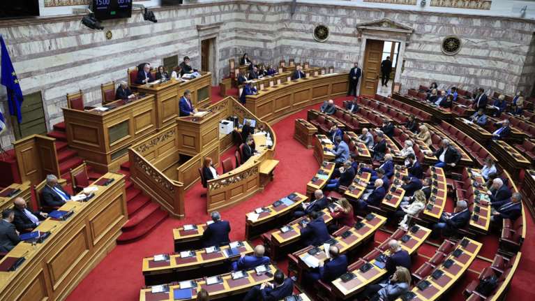 Πρόταση δυσπιστίας: Η κυβέρνηση επιμένει ότι "οικονομικά συμφέροντα θέλουν να κοντύνουν τον Μητσοτάκη" - Χωρίς να λέει ονόματα