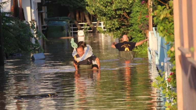 Πλημμυρίζει και η Λάρισα λόγω Πηνειού: &quot;Βούλιαξαν&quot; σπίτια, εκκενώθηκαν τρία χωριά [εικόνες - βίντεο]