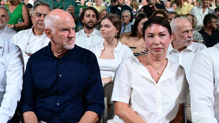 Γιώργος Παπανδρέου: Η σπάνια εμφάνιση με την Ολλανδή σύντροφό του, Γουέντι Κόνελι - Δεν σταμάτησε να τον χειροκροτεί