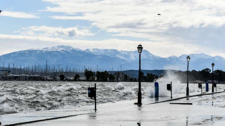 Σε ισχύ απαγορευτικό απόπλου σε πολλά λιμάνια - Σαρώνουν θυελλώδεις άνεμοι, ποια δρομολόγια δεν εκτελούνται