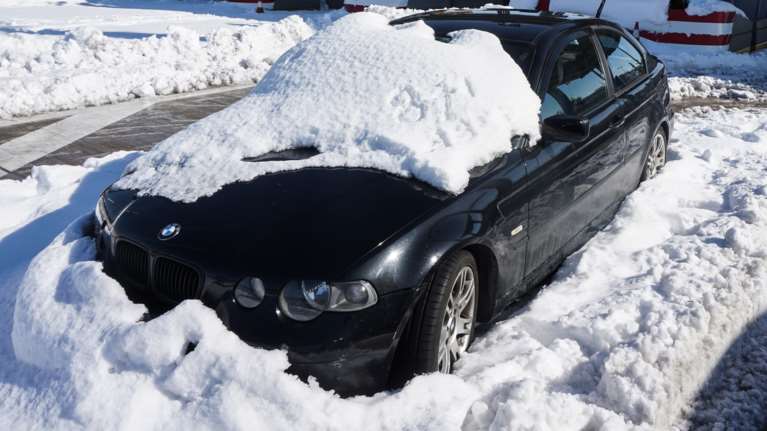 Αυτοκίνητο: Πώς απομακρύνουμε τον πάγο από τα τζάμια του αυτοκινήτου χωρίς πρόβλημα
