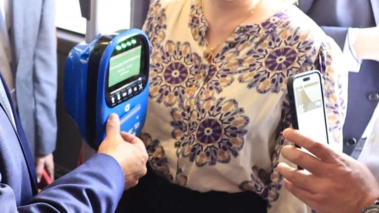 Έρχονται οι ανέπαφες πληρωμές με κάρτα σε λεωφορεία, τρόλεϊ, μετρό και τραμ - Πού εφαρμόζονται ήδη