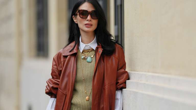 Βαρέθηκες να βλέπεις παντού καφέ; Αυτό το χρώμα θα ανανεώσει τα λουκ του χειμώνα