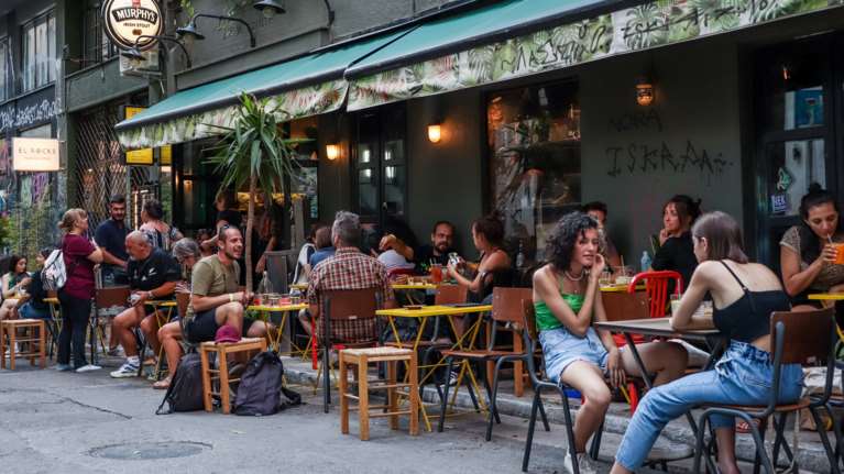 Τέλος οι όρθιοι στα μπαρ από σήμερα: Μόνο εμβολιασμένοι σε κλειστούς χώρους εστίασης - Ποια άλλα μέτρα εξετάζονται