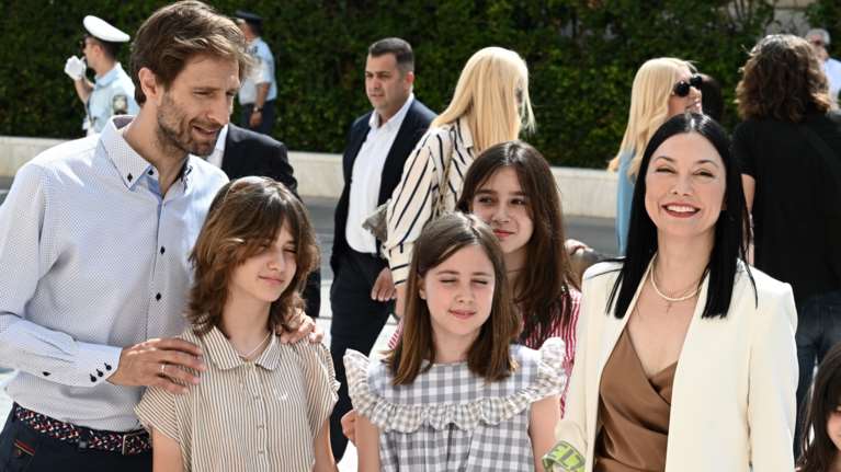 Νάντια Γιαννακοπούλου: Η σπάνια εμφάνιση με τον Μάξιμο Μουμούρη και τις κόρες τους στην ορκωμοσία της στη Βουλή