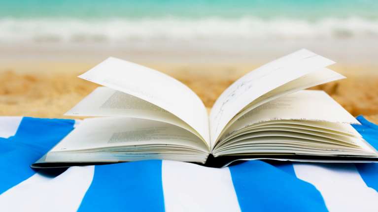 10 νέα βιβλία που αξίζει να διαβάσεις τον Ιούνιο