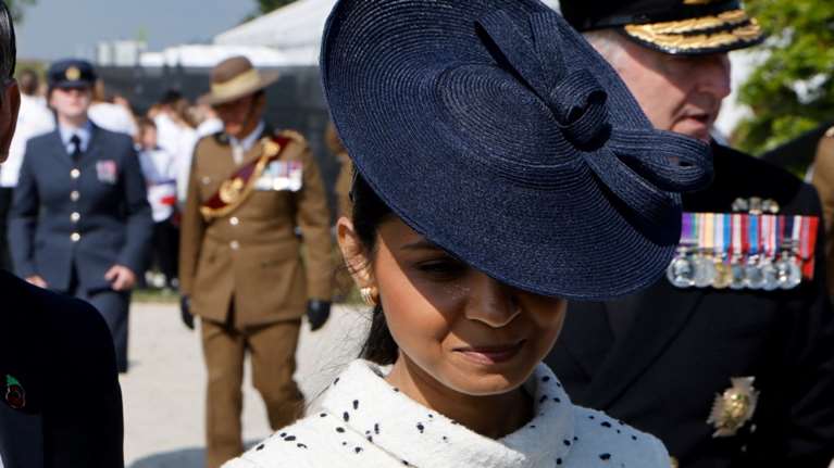 Akshata Murty: Η &quot;royal&quot; εμφάνιση της Ινδής δισεκατομμυριούχου στη Νορμανδία - Το κομψό ταγιέρ με peplum