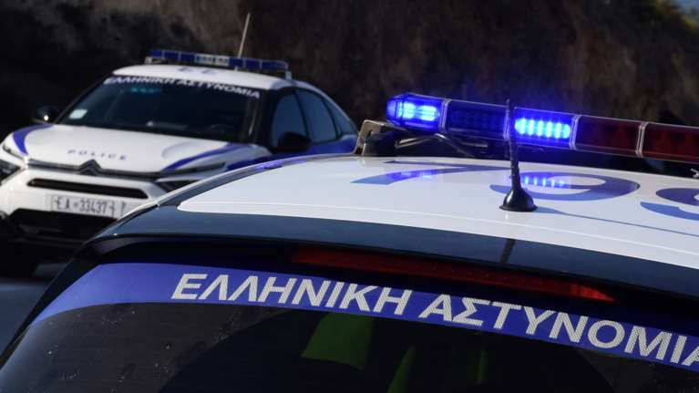 Χαμός στην Κάρυστο: Γνωστή ηθοποιός έδειρε άγρια τον σύζυγό της - Τα έκανε γυαλιά καρφιά σε ξενοδοχείο