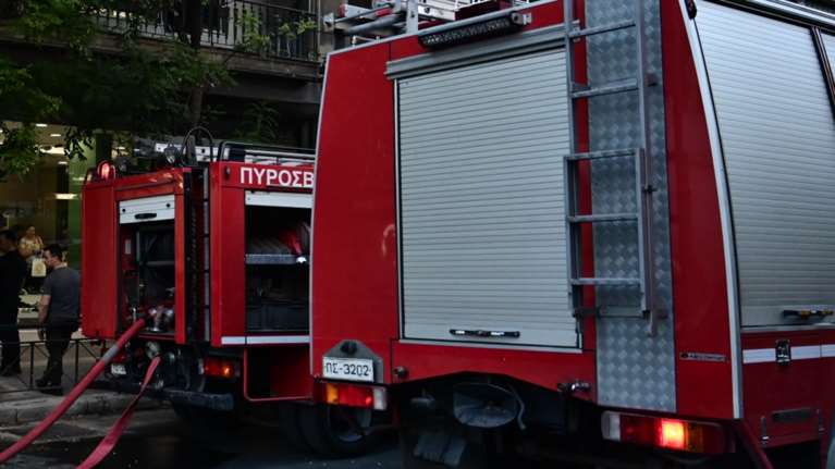 Φωτιά σε διαμέρισμα στον Πειραιά - Μεγάλη κινητοποίηση της Πυροσβεστικής