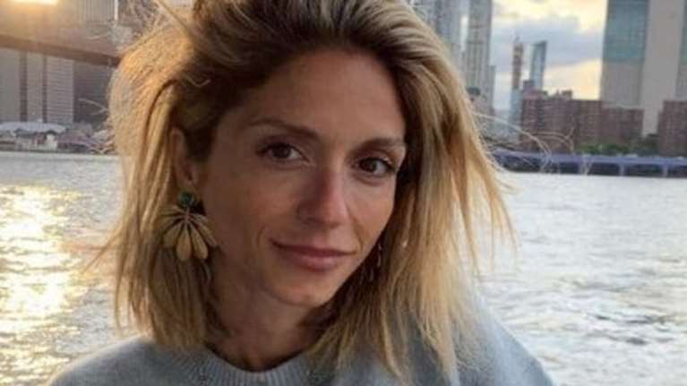 Σοφία Καρβέλα: Ποζάρει αγκαλιά με τον Νίκο Καρβέλα, στην πιο cool, stylish και ροκ φωτογραφία τους