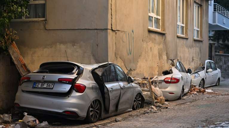 Σεισμός στην Τουρκία: Κτίριο... ανασηκώθηκε και έπεσε πάνω σε παρκαρισμένα αυτοκίνητα [εικόνες - βίντεο]