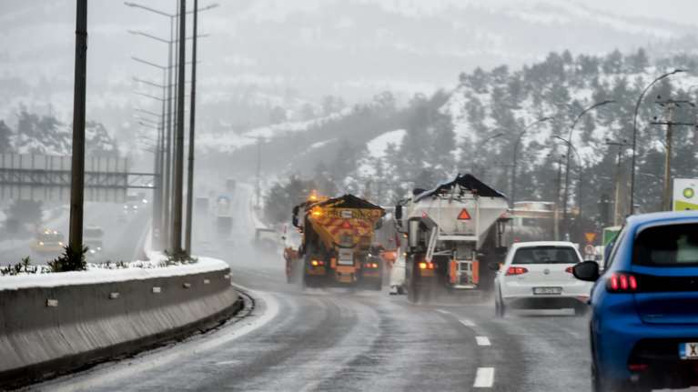 &quot;Στα λευκά&quot; η δυτική Μακεδονία: Σε ποιες περιοχές απαιτούνται αλυσίδες ή χιονολάστιχα