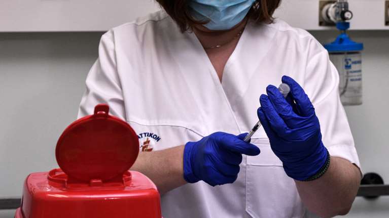 Αεροσυνοδός ζητάει από γνωστό πλαστικό χειρουργό 1 εκ ευρώ - Της &quot;εξαφάνισε&quot; τη μύτη, έπεσε το μάτι…