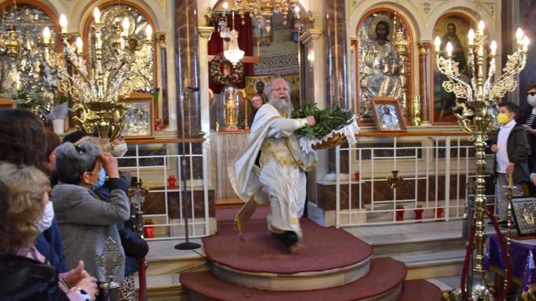 Χίος: Εγινε η ξεχωριστή πρώτη Ανάσταση με τον &quot;ιπτάμενο&quot; ιερέα [βίντεο]