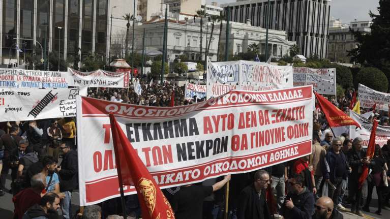 Τραγωδία στα Τέμπη: Πάνω από 8.000 άτομα στο συλλαλητήριο στο Σύνταγμα - 10 προσαγωγές και 2 συλλήψεις [εικόνες]