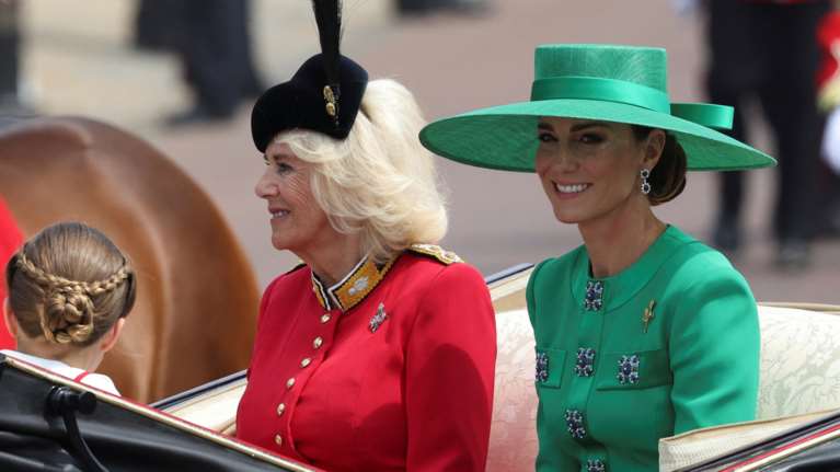 Όλα τα φλας στην Κέιτ Μίντλετον: Με απίθανο πράσινο φόρεμα με κουμπιά - κοσμήματα στα γενέθλια του βασιλιά