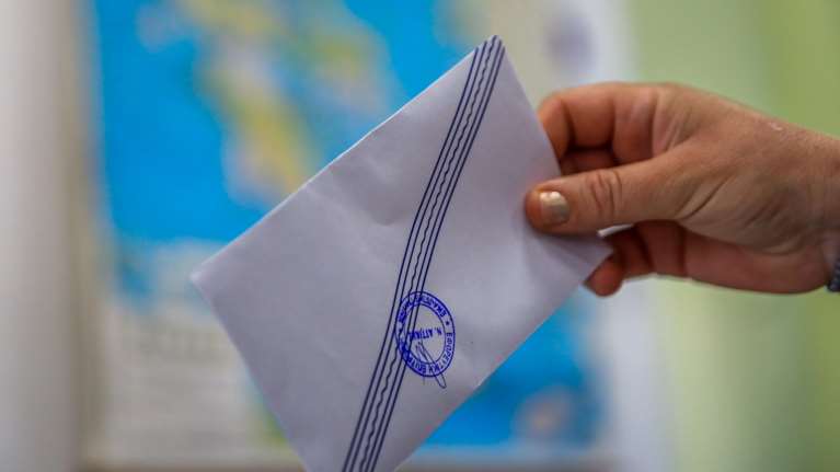 Δημοσκόπηση GPO: To 37,4% των ψηφοφόρων αυτοπροσδιορίζεται ως αντισυστημικό - Ποια κόμματα ενισχύονται λόγω Τεμπών