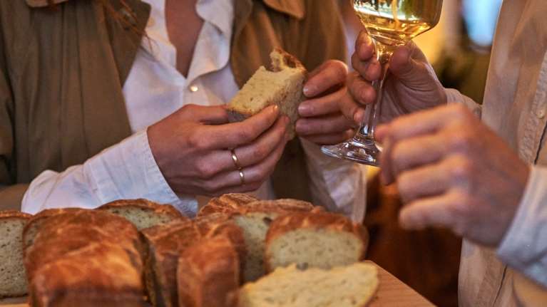Ιστορίες άρτου και άυλης κληρονομιάς στη Λήμνο - Ενα τραπέζι με ψωμί από ντόπια άλευρα και λημνιό κρασί [εικόνες]