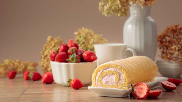 Συνταγή: Απίθανο μπισκοτογλυκό ψυγείου με φράουλες - Με 4 υλικά, έτοιμο σε δυο βήματα