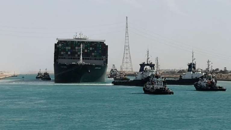 Διώρυγα Σουέζ: Αποζημίωση θα ζητήσει η Αίγυπτος - Μέχρι και 3,5 ημέρες θα χρειαστούν για να λυθεί το θαλάσσιο μποτιλιάρισμα