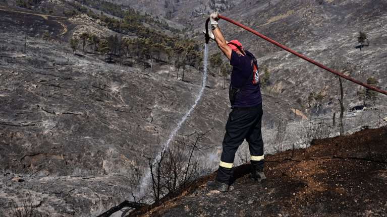 Σε ύφεση τα μέτωπα της φωτιάς σε Δυτική Αττική, Λουτράκι και Ρόδο- Η φωτιά στη χαράδρα στα Δερβενοχώρια που απειλεί την Πάρνηθα