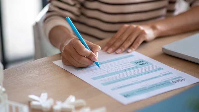 H ώρα της πληρωμής του φόρου εισοδήματος: Πώς μπορούν οι δόσεις από 8 να γίνουν 12