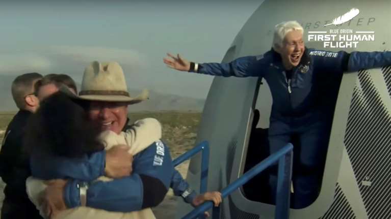 Η φοβερή ιστορία της 82χρονης Γουάλι Φανκ: Το 1961 απορρίφθηκε λόγω φύλου - Πέταξε στο Διάστημα το 2021 με τον Μπέζος