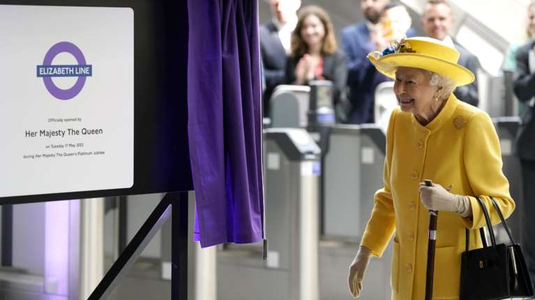 Η βασίλισσα Ελισάβετ το &quot;έσκασε&quot;: Η εμφάνιση - έκπληξη στο μετρό του Λονδίνου