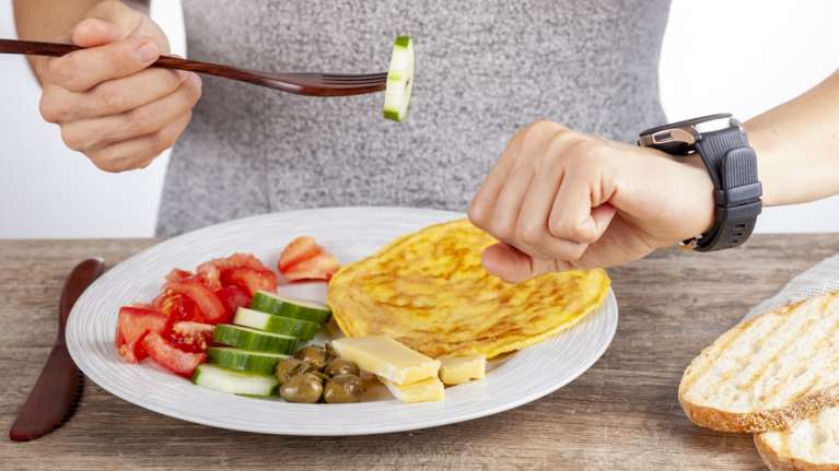 Γιατί πρέπει να τρώμε νωρίς το τελευταίο γεύμα της ημέρας - Τα οφέλη της διαλειμματικής νηστείας