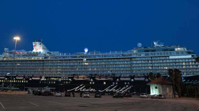 Κατέπλευσε τα ξημερώματα στον Πειραιά το κρουαζιερόπλοιο "Mein Schiff 6" - Επιτόπου ο ΕΟΔΥ για τεστ κορονοϊού