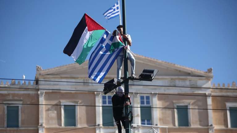 Τι συνέβη με τον 22χρονο Παλαιστίνιο στη διαμαρτυρία στο Σύνταγμα: Υψωσε την παλαιστινιακή σημαία ή κατέβασε την ελληνική;