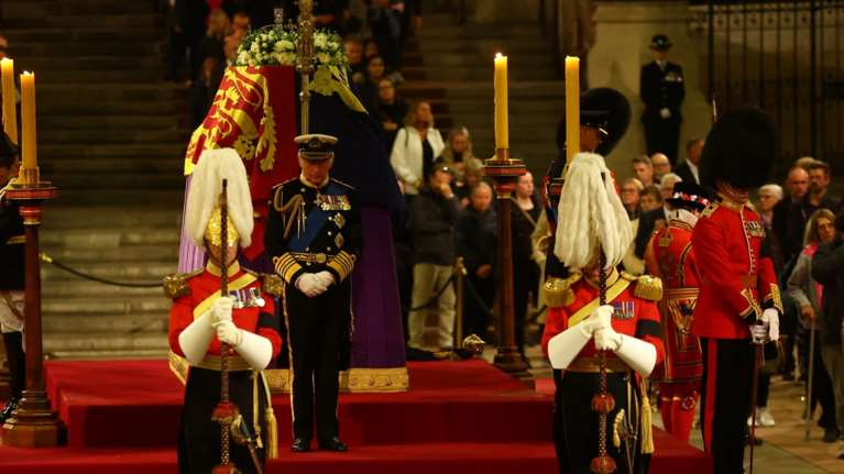 Η Αγρυπνία των Πριγκίπων στο Ουέστμινστερ - Τα παιδιά της βασίλισσας Ελισάβετ ξανά γύρω από το φέρετρο [Εικόνες - Βίντεο]