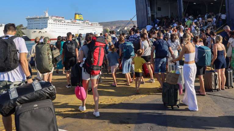 Ταλαιπωρία για 950 επιβάτες στον Πειραιά - Μηχανική βλάβη σε πλοίο που πήγαινε Αίγινα, Αγκίστρι