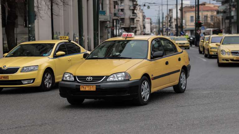 Φορολογικό νομοσχέδιο: Οι τέσσερις αλλαγές της τελευταίας στιγμής για καφενεία, ταξί και περίπτερα