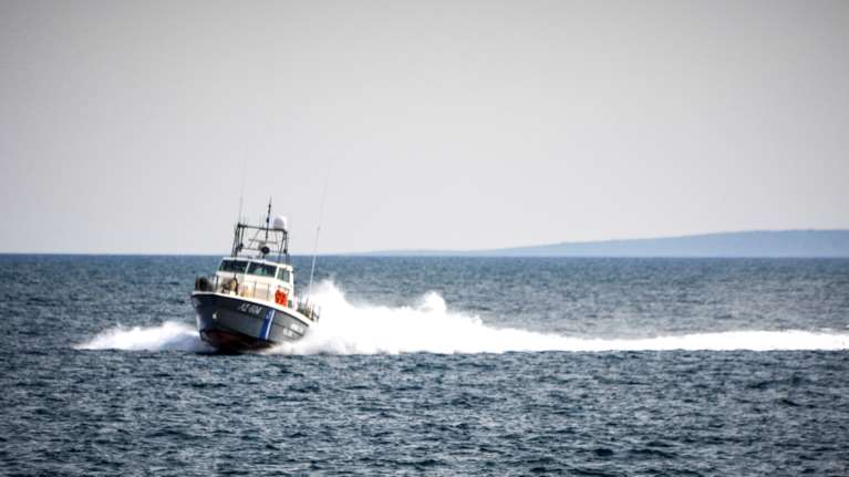 Συναγερμός για ακυβέρνητο σκάφος με 50 μετανάστες στο Κατάκολο - Πνέουν άνεμοι 8 μποφόρ