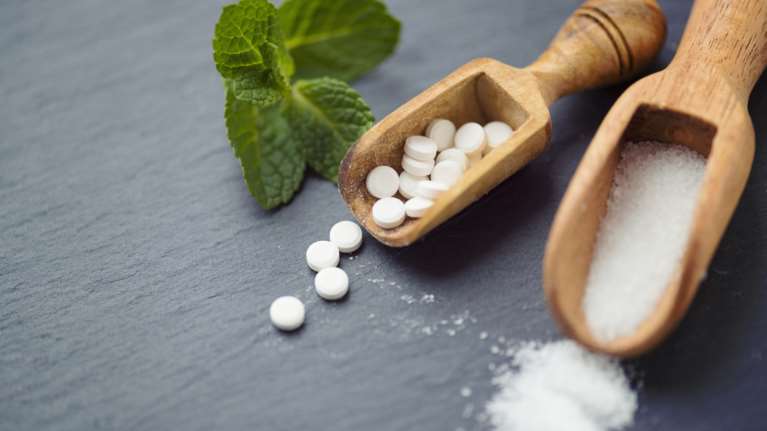 Πόσο βλαβερή είναι η ασπαρτάμη: Αλήθειες και μύθοι για το γλυκαντικό που βρίσκεται σε πάνω από 6.000 τρόφιμα