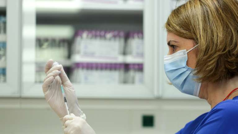 Παυλάκης: Τα εμβόλια mRNA είναι από τα ασφαλέστερα - Έρχεται τρίτο &quot;κύμα&quot; τον Φεβρουάριο