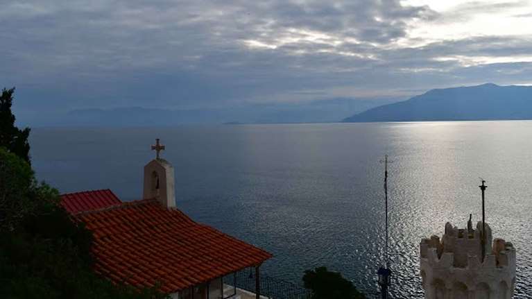 Ναύπλιο: Το μικρό εκκλησάκι του Αγίου Νικολάου που είναι φτιαγμένο από... κρασί - Μέσα στα βράχια [εικόνες]