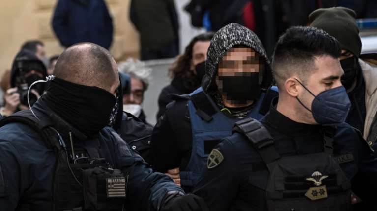 Ξυλοδαρμός στην Αργυρούπολη: Οι πρώτες εικόνες του 46χρονου νταή στον ανακριτή - Εκκληση για αίμα για την 40χρονη