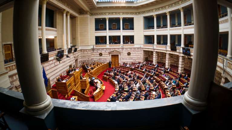 Δημοσκόπηση PRORATA: Το 49% ζητά νέο κόμμα στην κεντροαριστερά - &quot;Η κυβέρνηση απειλεί την πολιτική σταθερότητα&quot;, λέει το 63%