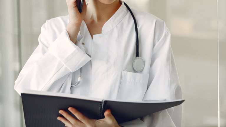 Πρωτοφανής υπόθεση στα Χανιά: Συνέχιζε να λειτουργεί παράνομα το ιατρείο του νεκρού συζύγου της