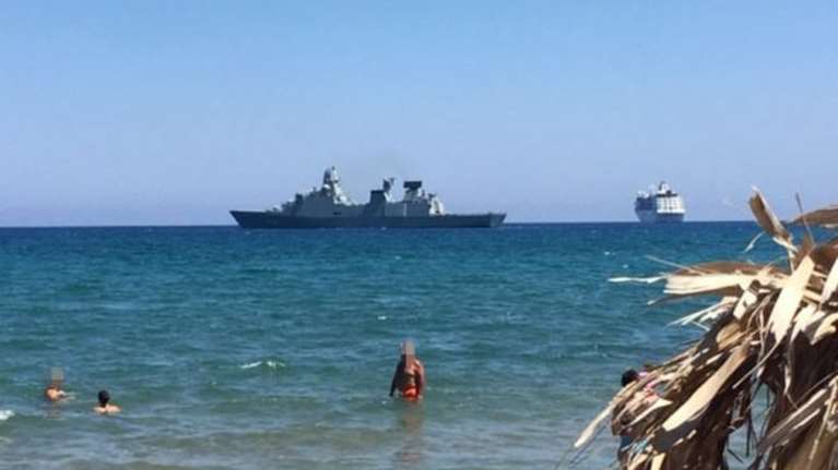 Καλοκαίρι 2020: Φρεγάτα, κρουαζιερόπλοιο και λουόμενοι… όλοι μαζί σε παραλία στα Χανιά! [Εικόνες]