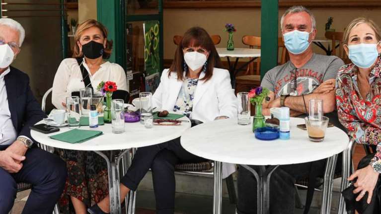 Η Κατερίνα Σακελλαροπούλου για καφέ με γιατρούς: &quot;Ξαναζούμε μικρές χαρές της καθημερινότητας&quot; [Εικόνες]