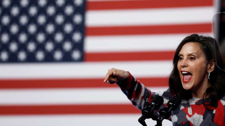 Φάουλ της Κυβερνήτη του Μίσιγκαν: Για να στηρίξει Μπάιντεν, έκανε αναπαράσταση της Θείας Μετάληψης με ...πατατάκια