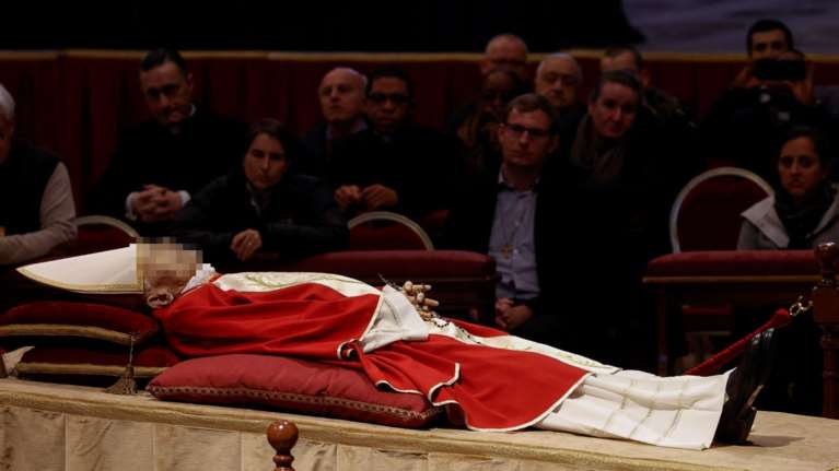 Σε λαϊκό προσκύνημα η σορός του πρώην Πάπα Βενέδικτου - Πλήθος κόσμου συρρέει στο Βατικανό