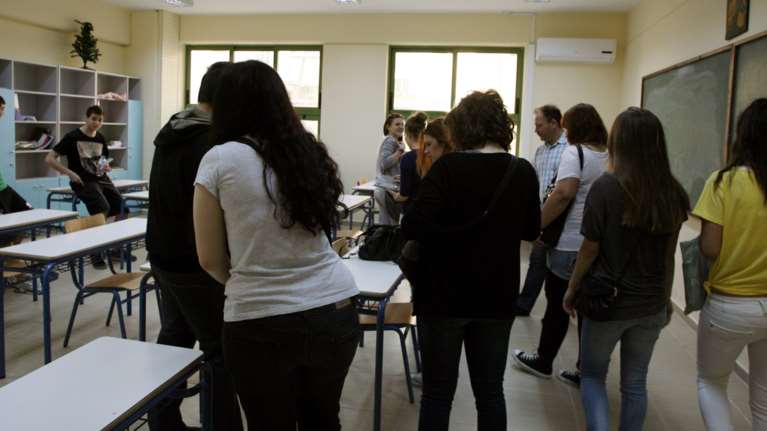 Πρώτο κουδούνι για τα σχολεία με κινητά στις τσάντες και αυστηρότερες ποινές - Οι μεγάλες αλλαγές της νέας χρονιάς